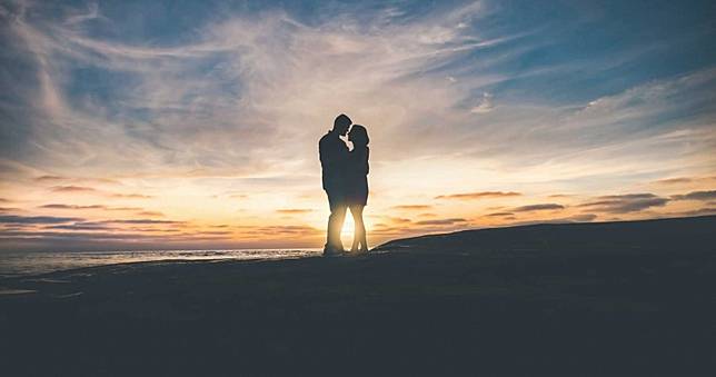 八點檔劇情！夫妻結婚30年竟是兄妹　「父母婚紗照」揭密
