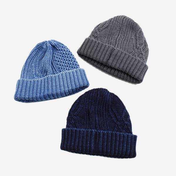 艾佗編織物是以前在愛爾蘭西側的艾佗諸島的漁夫們防寒使用的傳統手工編織毛衣，由三種模式的編法構築而成，立體而美麗，ROTOTO應用在毛帽上，呈現內斂的大人感。原材料 - 棉100％生產地 - 日本（來自