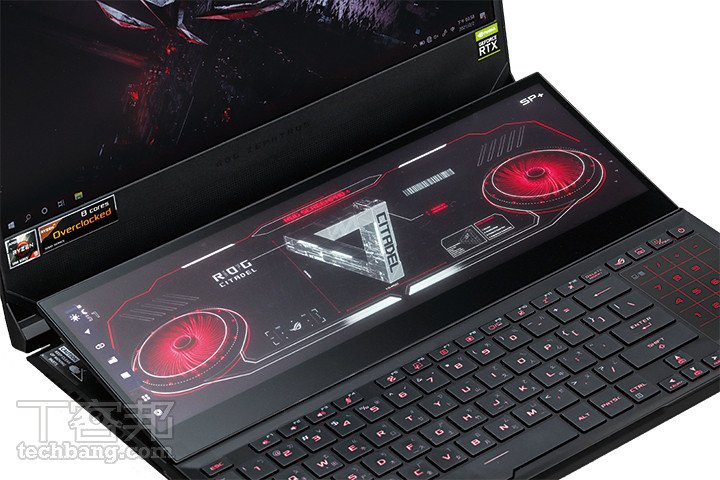 第二螢幕表面是比較粗糙的霧面設計，也因此比較耐髒、耐磨，雖然比例有些奇怪但仍很實用。