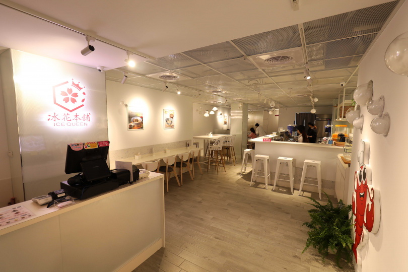 「冰花本舖」以大片白牆營造一個舒適、無壓力用餐的空間。