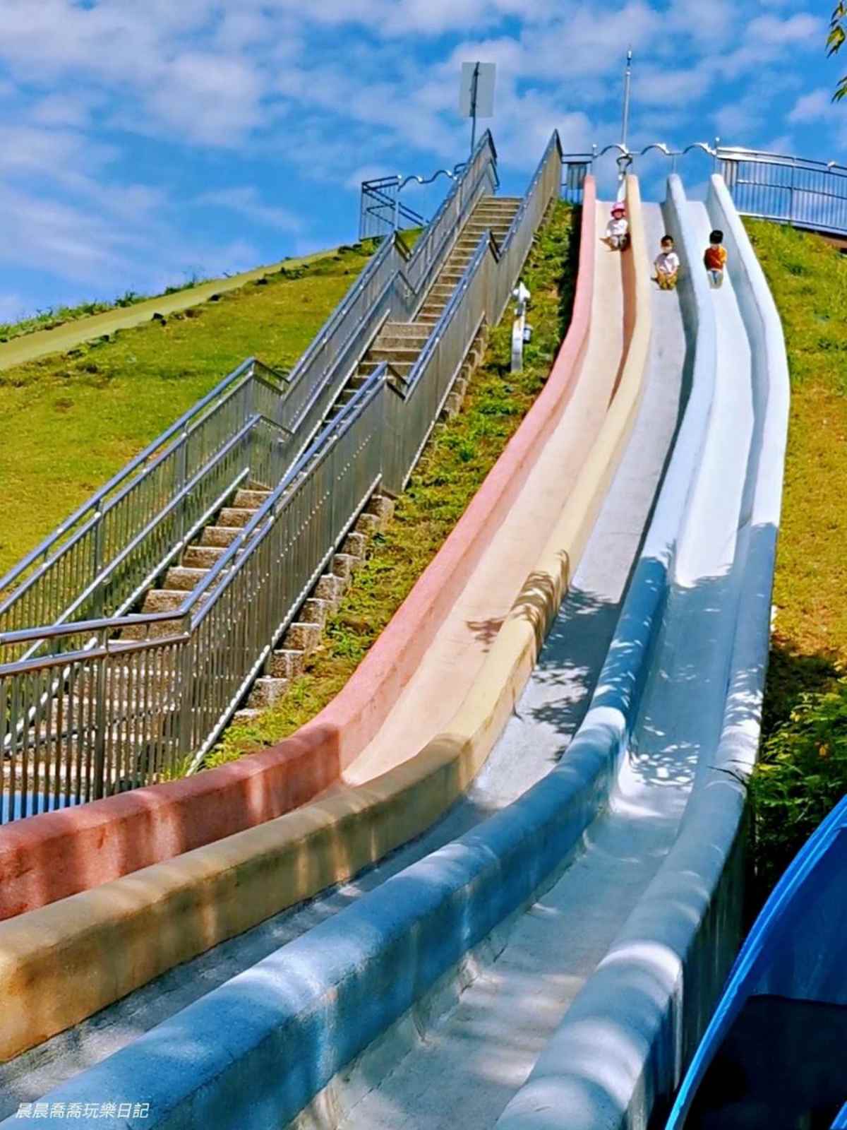 玩到虛脫都不想回家！雙北８「最強親子公園」：28米長滾輪滑梯、輕軌遊樂場