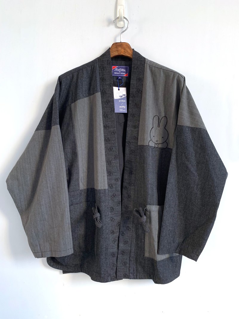 以深淺不一的牛仔布拼湊出一件極具風格的日式和服外套（Kimono），而可愛的Miffy圖及象徵蝴蝶結則以刺鏽方式分別出現在領位、胸口及後幅位置，低調得來極具代表性。