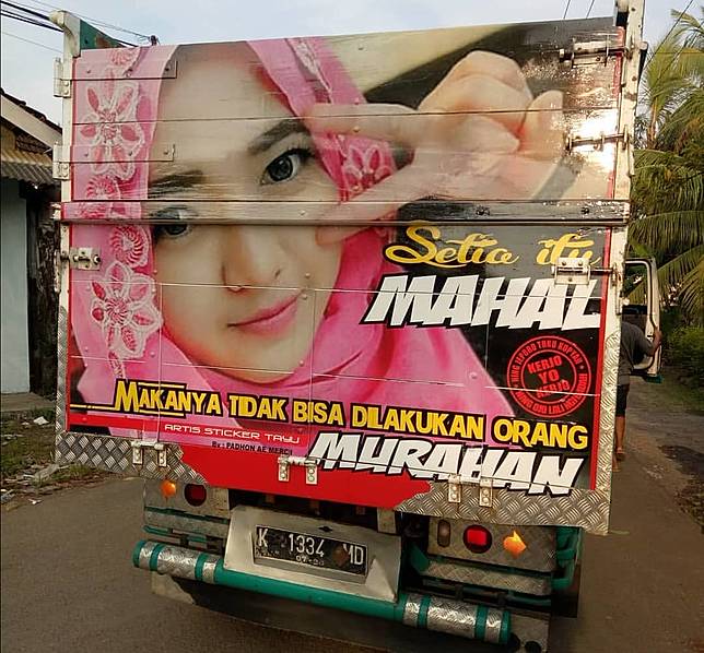 10 Foto Tulisan Di Belakang Truk Yang Bikin Gagal Fokus Di Jalan