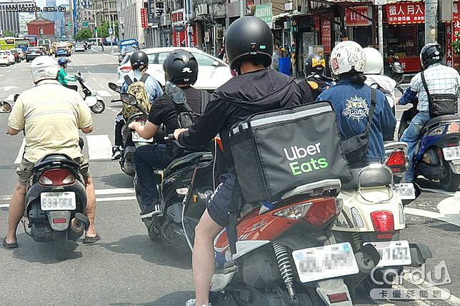 Uber Eats登錄的外送員約有1.6萬人，可透過手機App偵測外送員騎車是否有違規超速(圖/卡優新聞網)