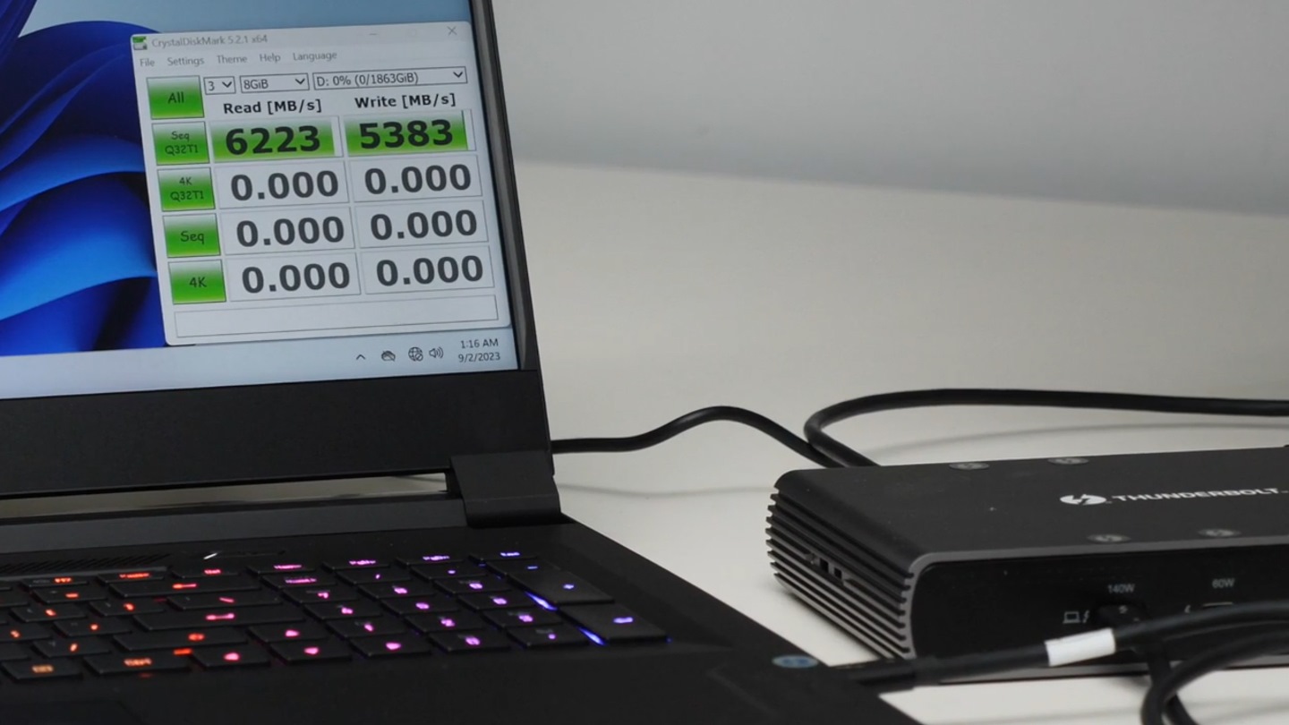 Intel也特別展示目前Thunderbolt 5工程樣品搭配外接固態硬碟的傳輸速度衝上6223 MB/s。