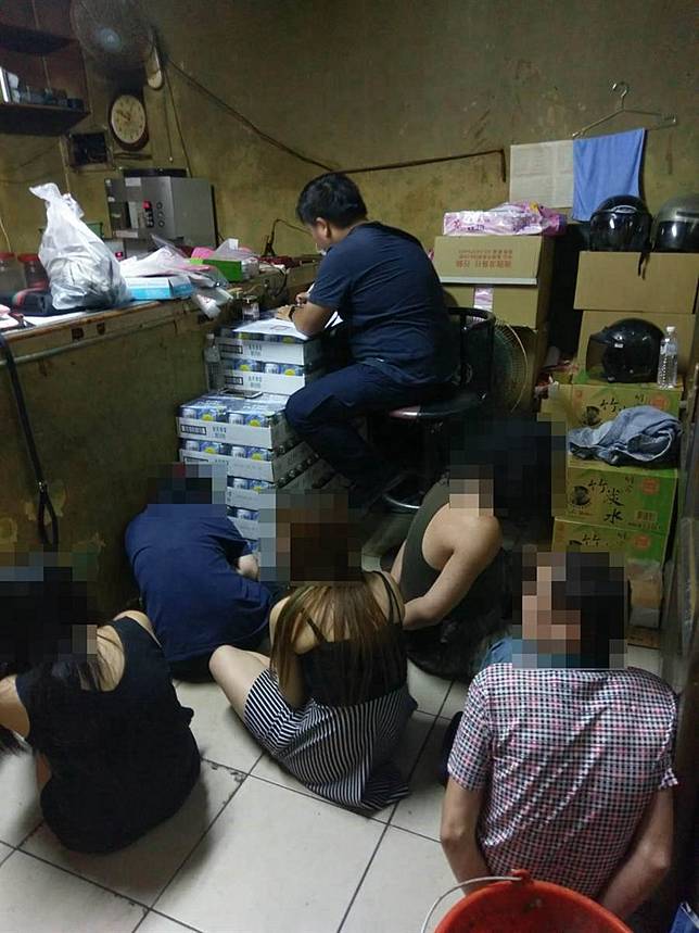 警分局長走過路過眉頭一皺 破獲脫衣陪酒色情集團