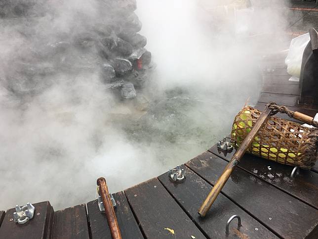 ▲鳩之澤溫泉區可以煮蛋和煮玉米。（圖／奧丁丁體驗）