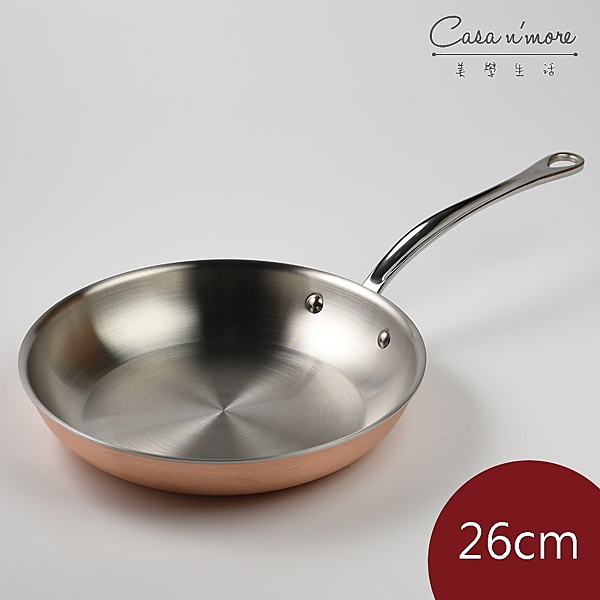 銅、鋁、不鏽鋼三層鍋體，輕巧堅固n 平底鍋面，可用來煎肉排、鬆餅