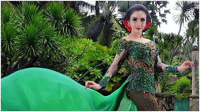 Roro Fitria ()
