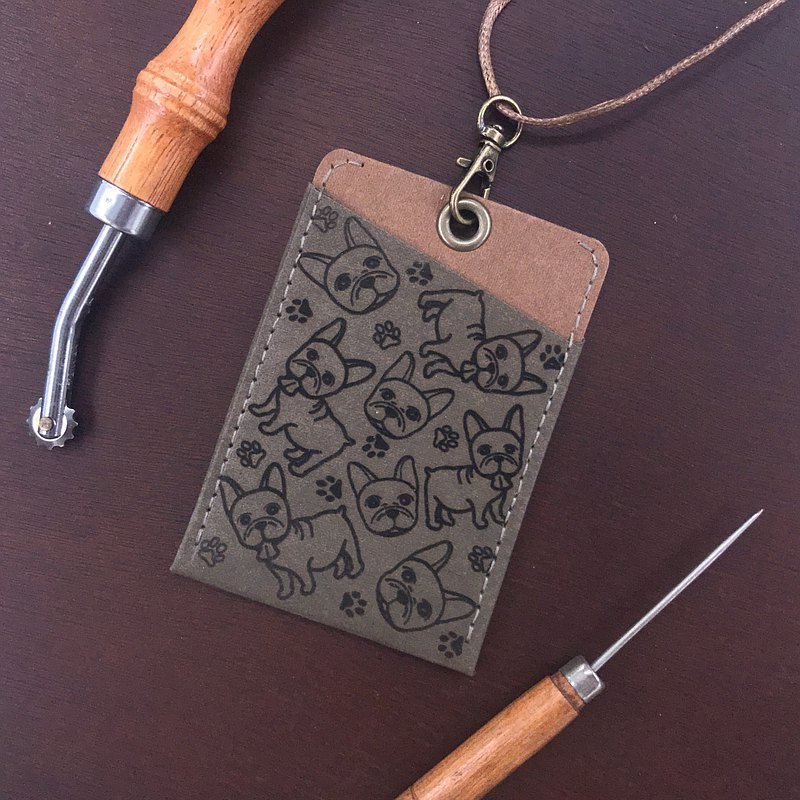 雙面皆可放，可掛在脖子或包包上（附繩子） 尺寸：11cm x 7.5cm