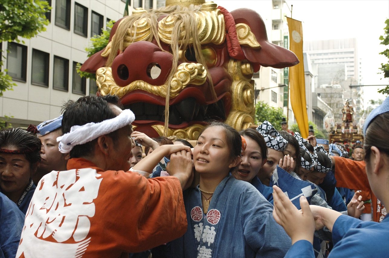 築地獅子祭 女性抬轎