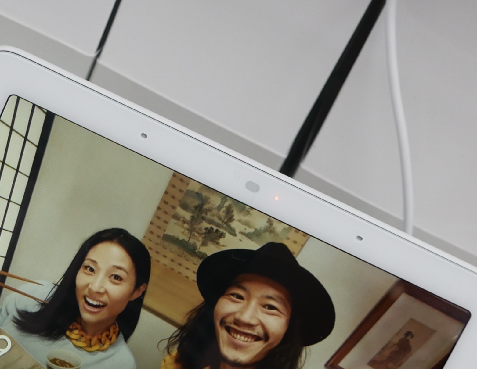 Google Home Hub 智慧顯示器動眼看：可愛外型內裝 Google 助理、用語音代替操控