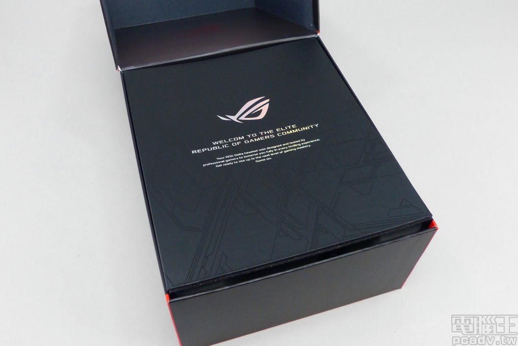 上掀外盒之後，歡迎來到 ROG 玩家共和國社群字樣甚至加上「Elite」菁英字眼，可見 Asus 對於這款 ROG Delta 的產品定位