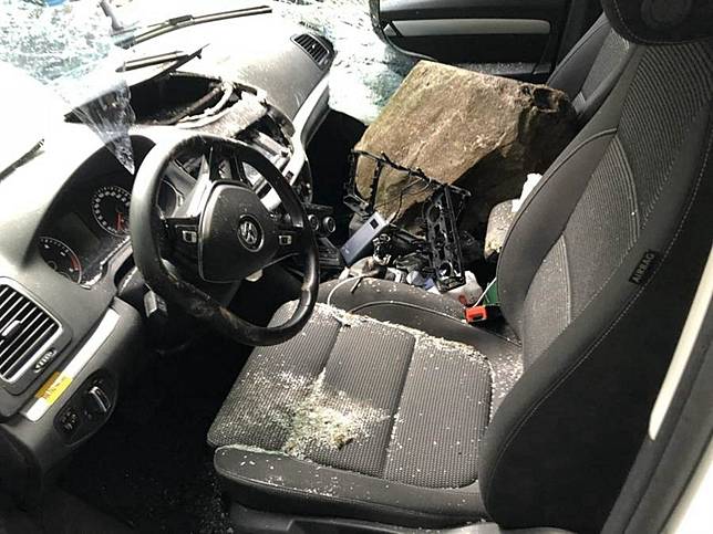 花蓮》中橫巨石砸車 兩人命超大逃死