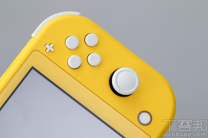  右把手與 Joy-Con 如出一轍，但沒有 IR 攝影機與 HD 震動功能，當然也不能夠拆下使用。