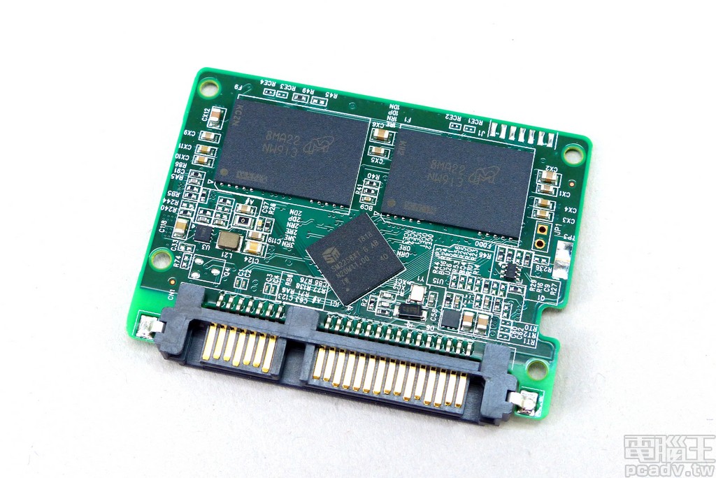 BX500 內部電路版實際僅佔據 2.5 吋身材小部分，為 HalfSlim（MO-297）規格，此面電路板安排控制器與 2 顆快閃記憶體封裝