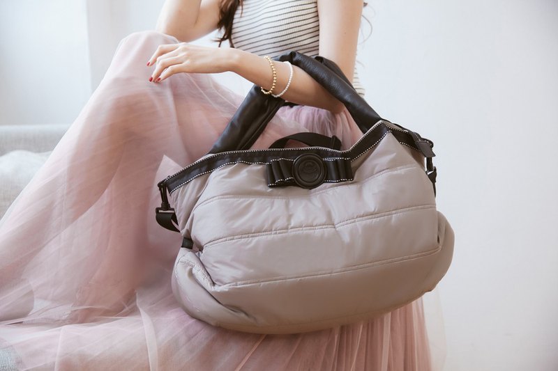 專業師傅手工製作，台灣工廠製造 大容量智慧分隔收納 超輕空氣包，防潑水材質布料 附雙層收納袋、多功能防水透明袋 防滑皮革肩帶，機動便利掛勾