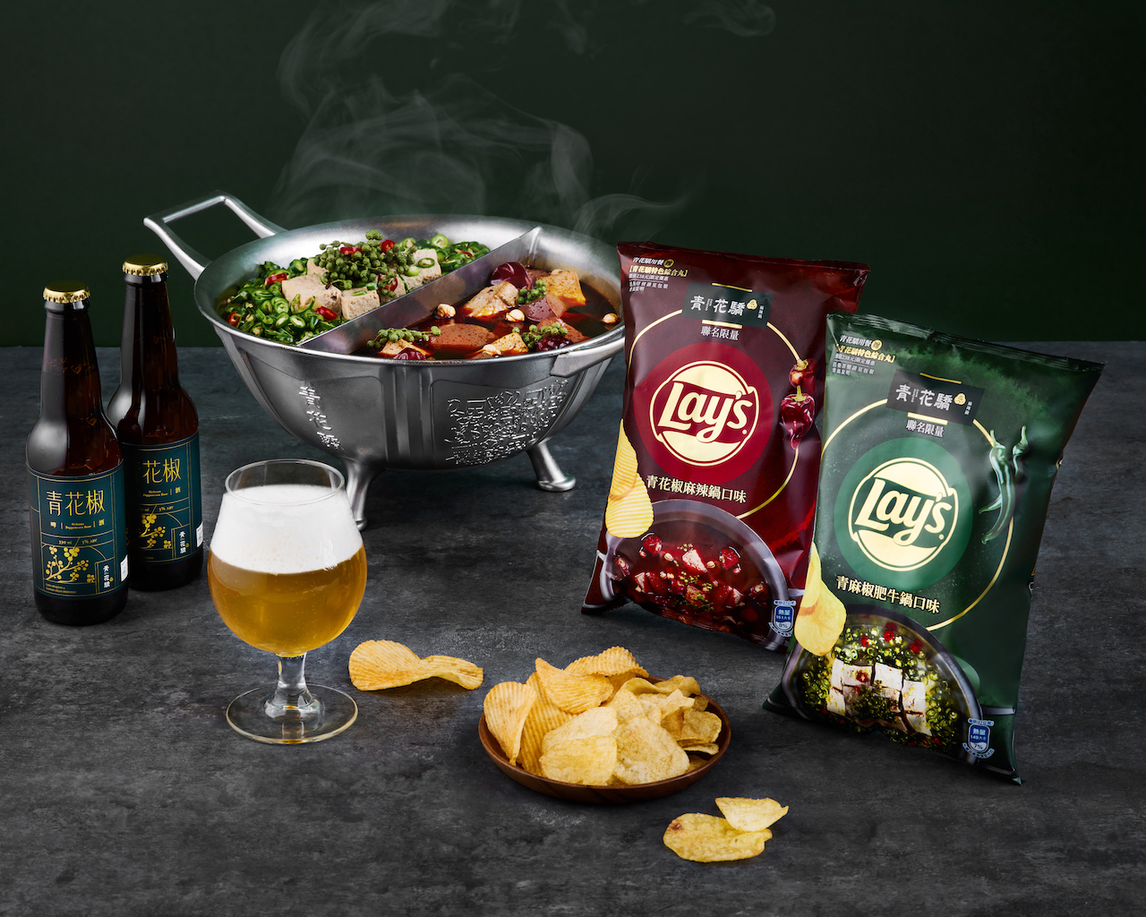 「青花椒麻辣鍋」特有的勁辣香麻，以及「青麻椒肥牛鍋」綿延悠長的椒麻，被完美複製到每一片洋芋片上。（圖片提供/青花椒）