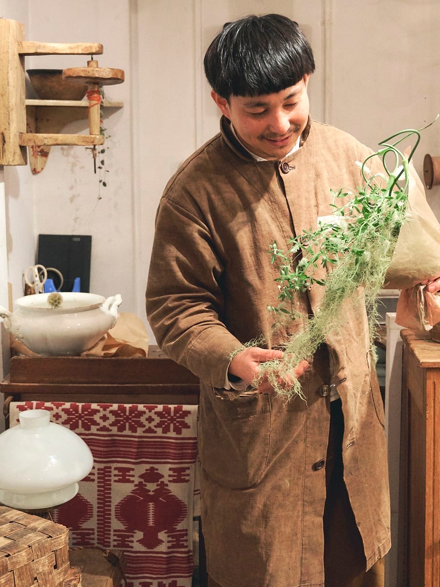 ロシアの古道具と花を楽しめる南青山 はいいろオオカミ 花屋西別府商店 センスあふれる東京の花屋