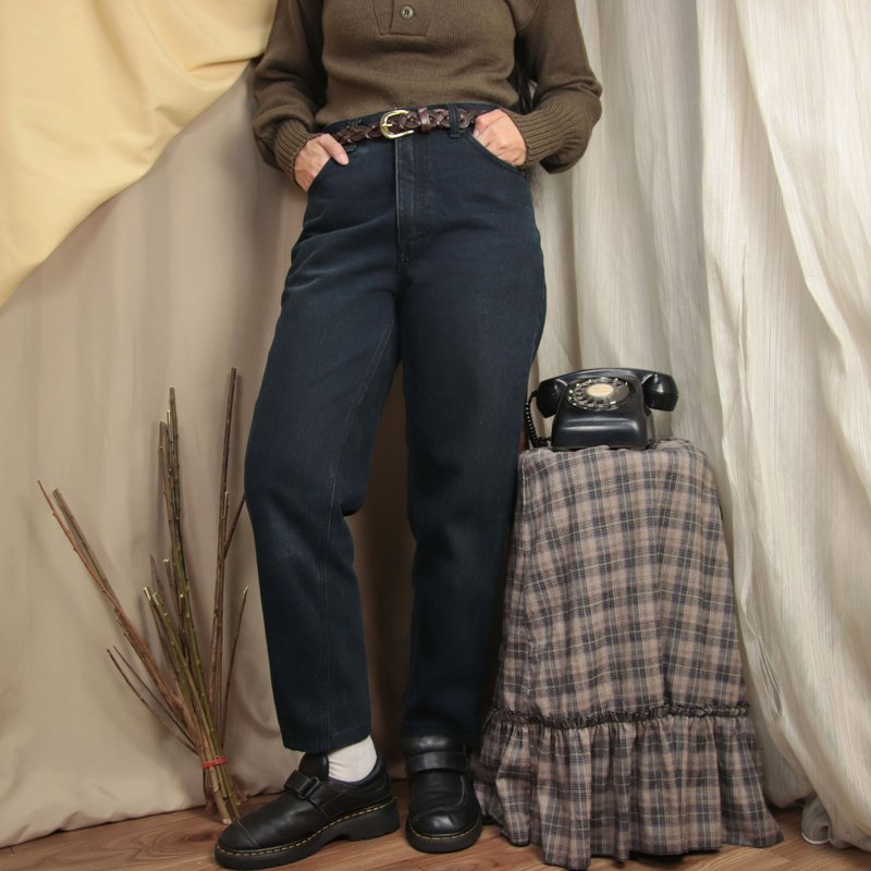 ●商品敘述: 鈕釦拉鍊式，共兩個側口袋右側有一小袋及兩個後口袋，後方皮標有歲月痕跡，左褲管處有汙漬