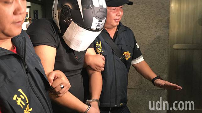 涉嫌殺害母子三人的陳嫌，警方今晚依殺人罪嫌移送。記者林佩均／攝影