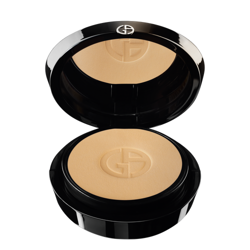 超持久控油粉餅。首創「超時持妝科技」，能長時間有效控油、抵抗汗水，底妝全天完美不脫妝；革命性「超微服貼粉體」，粉餅用法簡單，粉體如絲般細緻，服貼宛若第二層肌膚，上底妝時輕透不厚粉，補妝時完美不卡粉；搭