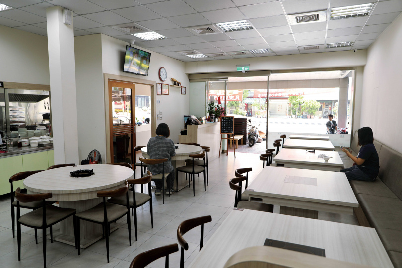 「海安牛肉食堂」的用餐環境明亮寬敞，在台南的火鍋店中頗為少見。（圖／于魯光攝）