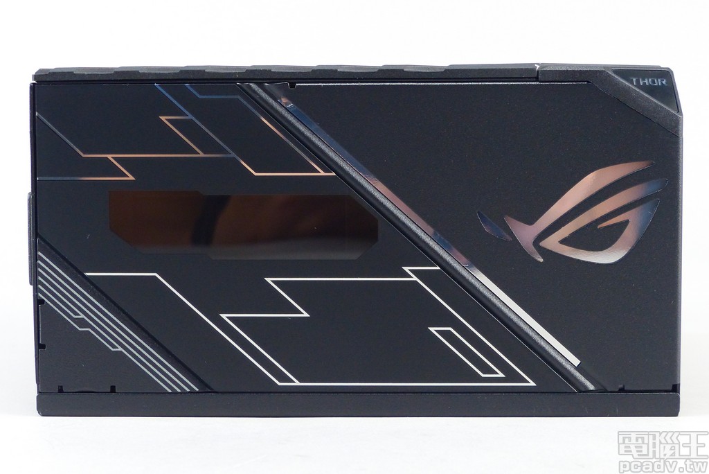 此側安裝功率計數器 OLED 螢幕與 RGB LED 燈光，使用者須注意機殼設計是否會影響顯示效果