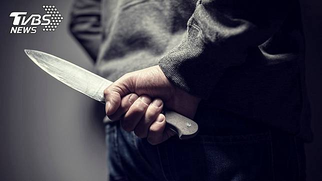 1名高三男生因向心儀的女同學告白遭拒，竟持刀闖入宿舍把對方殺死。(示意圖／TVBS)