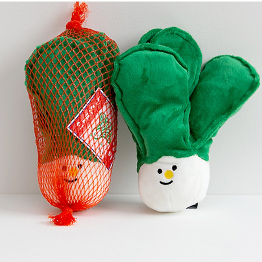 來自韓國，可以發出逼逼聲的青江菜適合當寵物玩具或是收藏送禮使用[規格]尺寸: 15x10cm材質: 聚酯纖維[BITE ME]是一個韓國寵物生活方式品牌。該品牌Showroom位於首爾新沙洞林蔭大道，