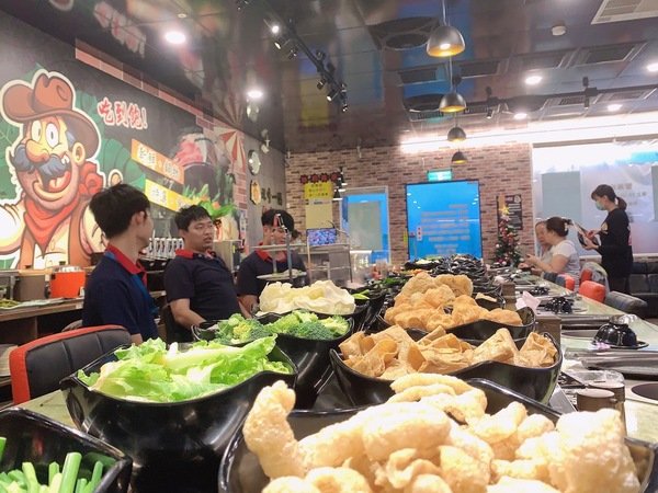 「台中西屯美食」台中火鍋燒烤吃到飽/謝師宴/團體聚餐推薦-燒烤與旋轉火鍋完美結合，打卡送芭比娃娃肉品－九牛一鍋燒烤吃到飽直擊分享