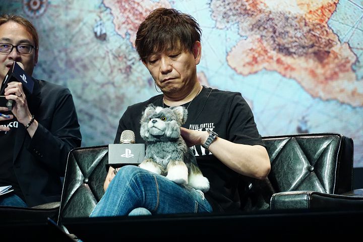 不忘逗弄托加爾玩偶的吉田直樹。