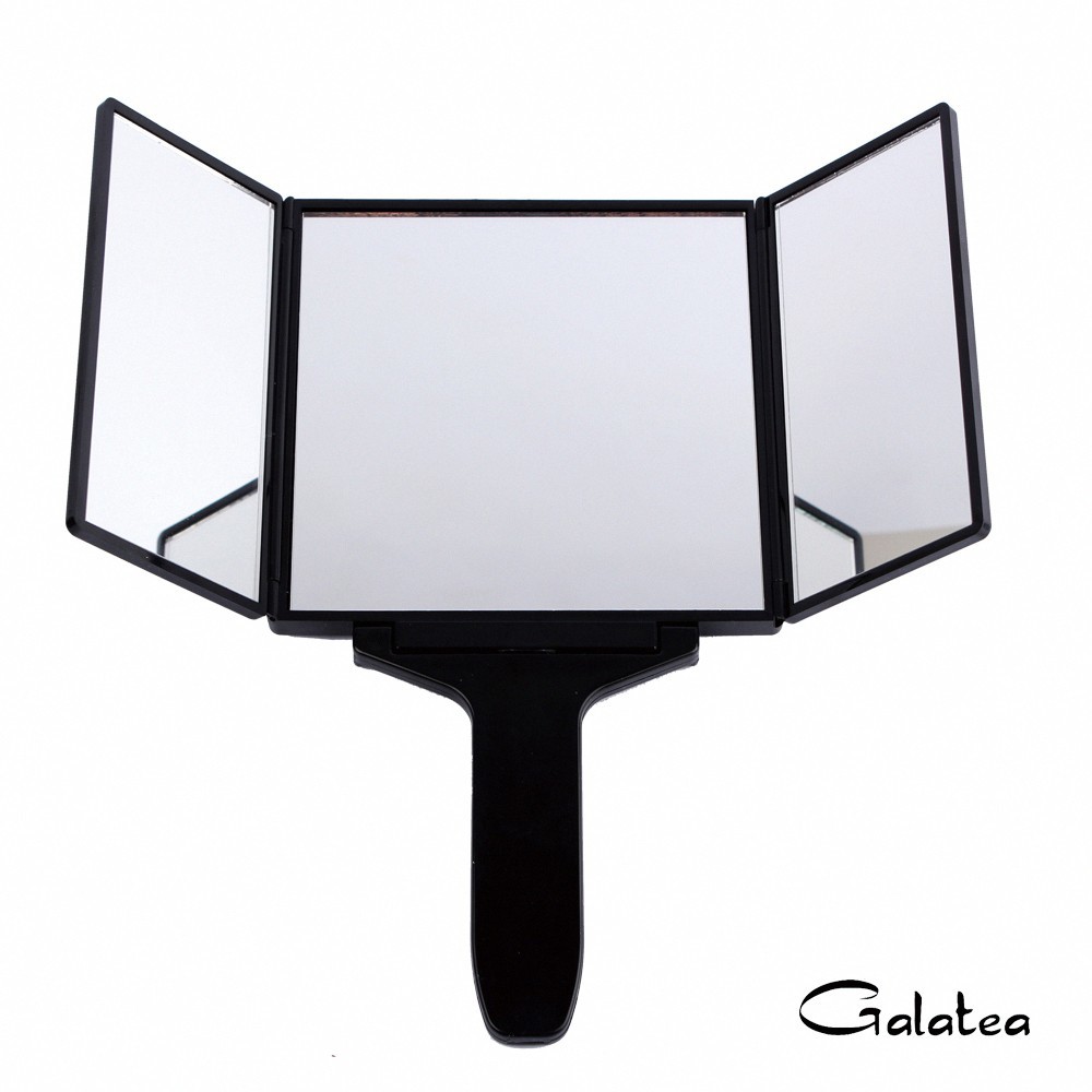 立在化妝台上方便化妝 三面角度化妝無死角 可手拿站立補妝好方便 台灣製造品質有保障 畫眉畫眼妝的好幫手 可手拿或放置桌上方便化妝整理儀容，或放包包當補妝的隨身鏡 隨心所欲調整各種角度,使化妝/補妝零死