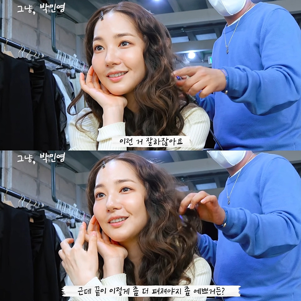 朴敏英拍照技巧1：手指微張顯臉小