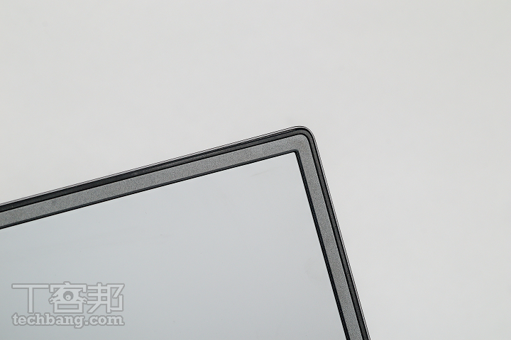 放棄網路攝影機但換來極窄邊框，有利於玩家在遊戲中看見更多敵人。