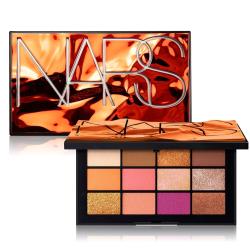 ◎金棕光澤搭配激情玫瑰色調，創造無與倫比的時尚色彩。此款結合12款霧面、珠光、金屬和絲緞材質限量眼影。一抹即能擁有濃郁飽和，細膩服貼眼妝，絕不飛粉結塊。一盤在手，變換專屬你的N種激情過後絕美眼眸。|◎