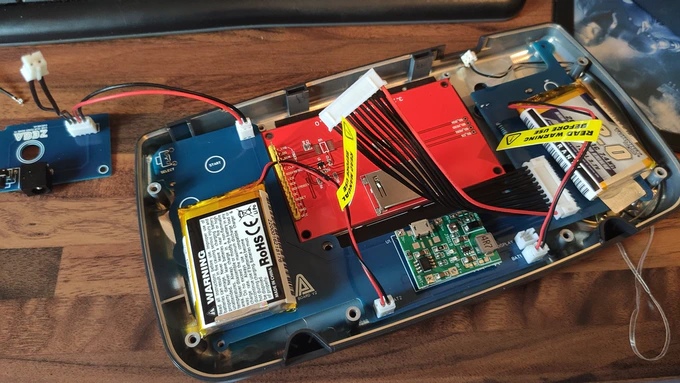 不過在初期試作階段中，電路板與配線仍相當凌亂。