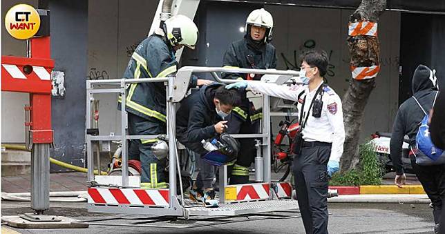 想逃生「緩降機卻鎖住」！男歡唱遇惡火「15人擠廁所」：以為要死了