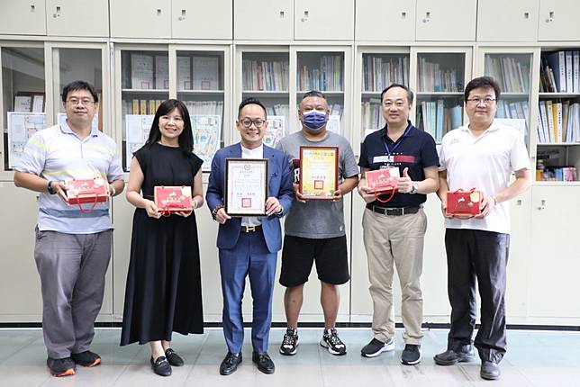 住在基隆的善心人士劉先生透過議長童子瑋致贈月餅禮盒給仁愛區中低收入戶的小朋友。（基隆市議會提供）