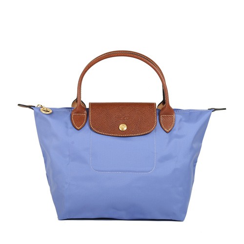 主商品名稱：【Longchamp】Le Pliage 經典尼龍小型摺疊短柄水餃包(B40 薰草紫)配件: 廠商保證卡x1、原廠材質說明卡x1材質: 尼龍布+皮革尺寸: 底寬19cm*高20cm*厚14