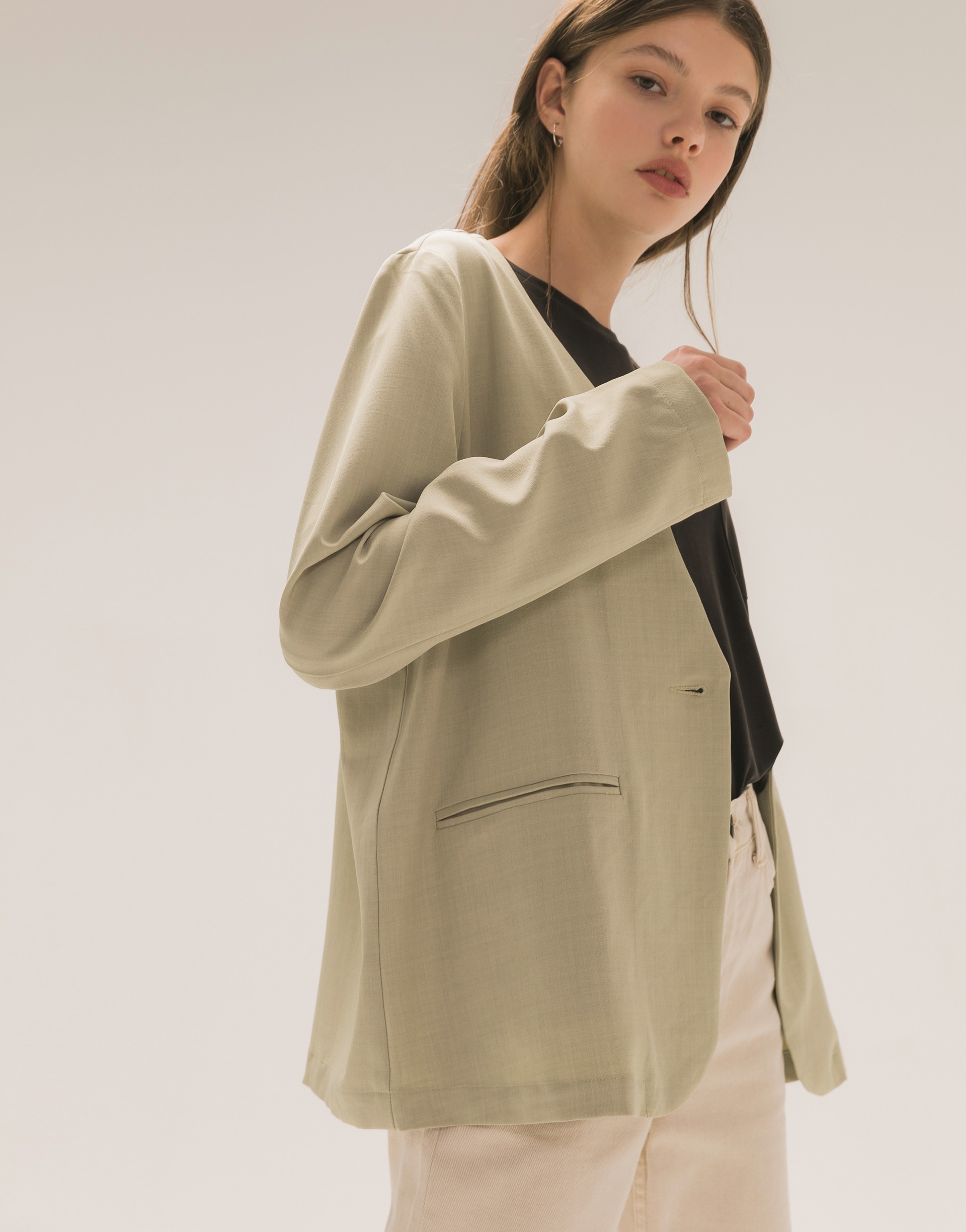 彈性：適中 高質感輕棉麻西裝面料、無領設計、前開一釦、兩側真口袋、中後下襬開衩、隨興微寬鬆版型