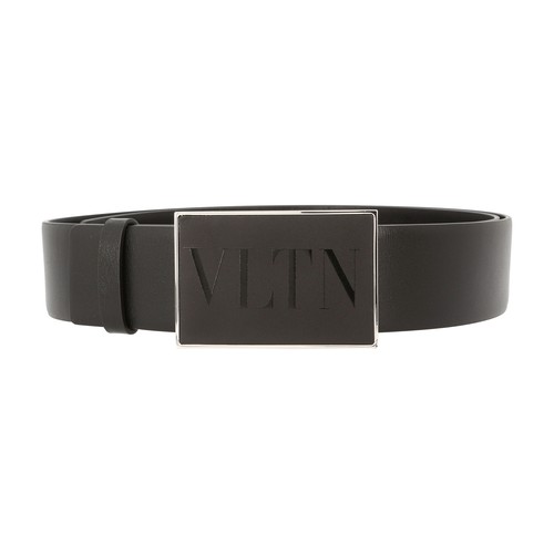 A true fashion accessory, the Valentino Garavani belt is elegant and refined. Its wide structure and