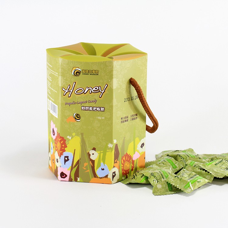 【吃完後，你可以再更大聲一點】添加蜂蜜中的黃金 蜂膠 ，有效深層滋潤喉嚨，舒緩不適感。無糖蜂膠枇杷喉糖採用德國進口的天然代糖「巴糖醇」製做而成，無糖份但甜味不變，對人體不會造成負擔。如果你需要時常這麼