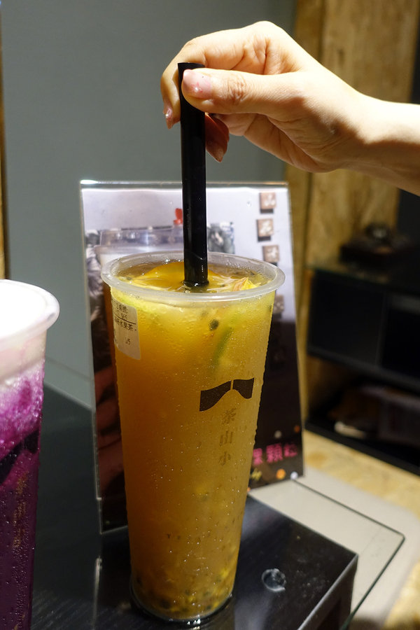 六張犁飲料店-茶山小飲料店，草本機能蛋做的好喝蛋蜜汁，遠企商圈、通化商圈推薦下午茶，好喝好拍的網美飲料店