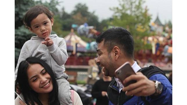 12 Foto Tak Sadar Kamera, Raffi Ahmad dan Nagita Slavina Ternyata Memang Mesra Sehari-hari