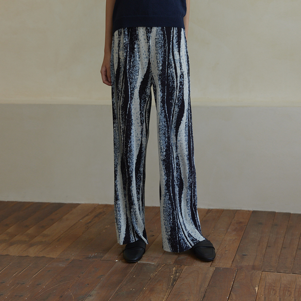 獨特渲染造型坑條寬褲-黑
