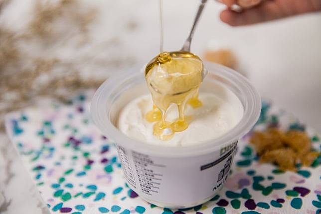 ▲微酸的優格淋上濃純蜂蜜真的超好吃～（圖/奧丁丁市集）