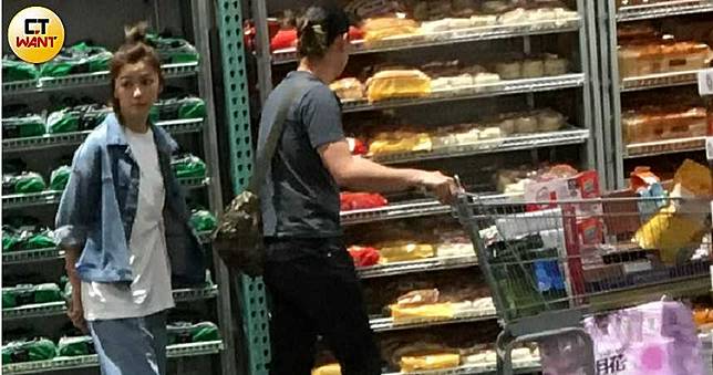 獨家／邵庭揪尪逛賣場　閃光哥寵妻舉動曝光