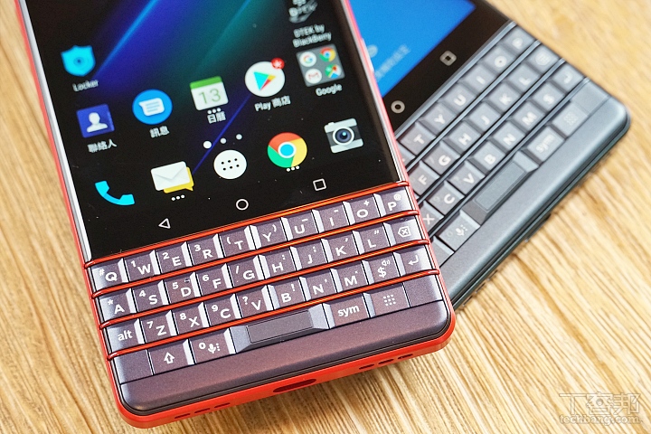 鍵盤 D 字上方有一顆小圓凸起，用手就可以摸出鍵盤位置定位。