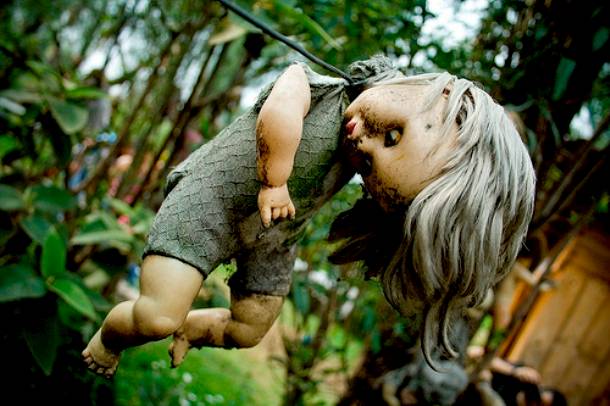 Hii, 18 Foto dari Pulau Boneka Ini Buktikan Mainan pun Bisa jadi Menyeramkan, Buatmu Serasa Diikuti